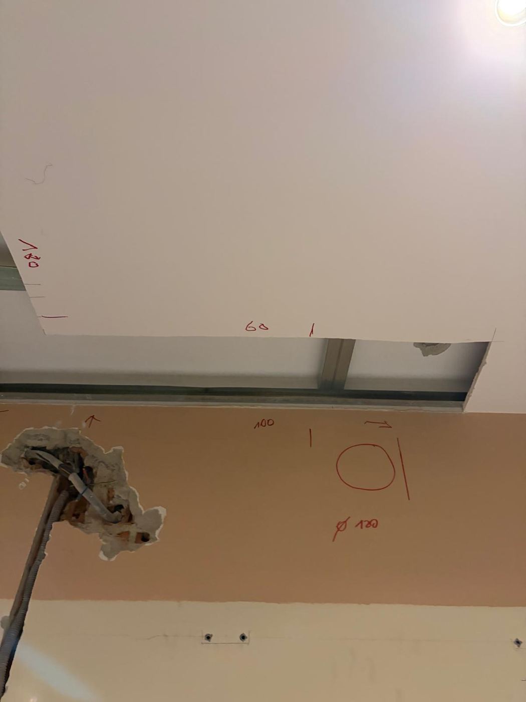Pomiary i trasowanie pod sufit podwieszany